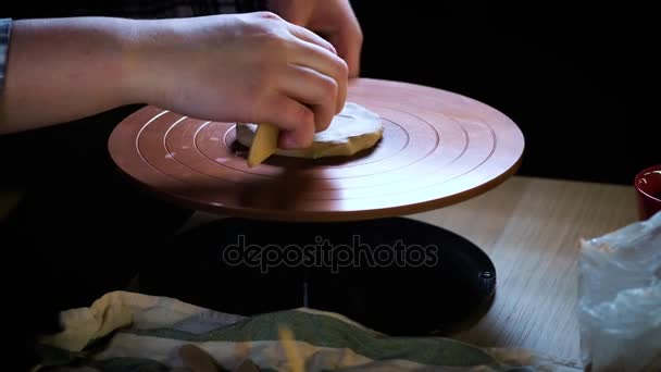 Potter utensili speciali maniglie argilla. Maestro Crock. Il processo creativo in studio. Ruota per vasai contorti. L'uomo crea un'opera d'arte. La capacità di creare bellezza. Maestro impasta l'argilla . — Video Stock