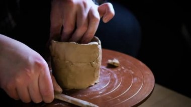 Potter özel araçlar kolları kil. Ana sakat. Stüdyo yaratıcı süreç. Bükülmüş potters tekerlek. Adam sanat oluşturur. Güzellik oluşturabilme. Master kil kneads.