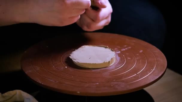 Potter utensili speciali maniglie argilla. Maestro Crock. Il processo creativo in studio. Ruota per vasai contorti. L'uomo crea un'opera d'arte. La capacità di creare bellezza. Maestro impasta l'argilla . — Video Stock