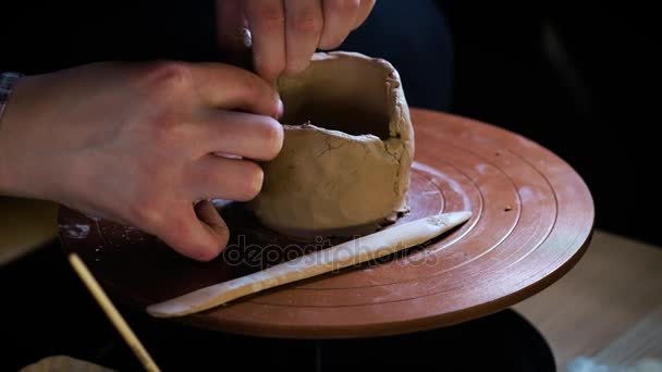 Ferramentas especiais Potter lida com argila. Mestre Crock. O processo criativo no estúdio. Roda de oleiros torcidos. O homem cria uma obra de arte. A capacidade de criar beleza. Mestre amassa o barro . — Vídeo de Stock