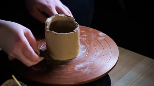 Potter utensili speciali maniglie argilla. Maestro Crock. Il processo creativo in studio. Ruota per vasai contorti. L'uomo crea un'opera d'arte. La capacità di creare bellezza. Maestro impasta l'argilla . — Video Stock