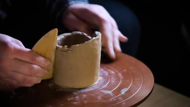 Potter specialverktyg handtag lera. Master lerkruka. Den kreativa processen i studion. Vridna keramiker hjul. Man skapar ett konstverk. Förmågan att skapa skönhet. Master knådar lera. — Stockvideo