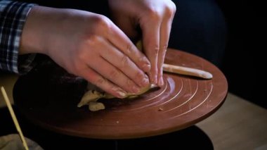 Potter özel araçlar kolları kil. Ana sakat. Stüdyo yaratıcı süreç. Bükülmüş potters tekerlek. Adam sanat oluşturur. Güzellik oluşturabilme. Master kil kneads.