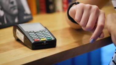Müşteri tarafından akıllı izle temassız terminal modern Café üzerindeki NFC teknolojisi ile ödeme