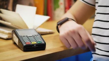 Müşteri tarafından akıllı izle temassız terminal modern Café üzerindeki NFC teknolojisi ile ödeme