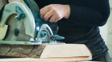 Elektrikli testere ile kesme ahşap zemin. Marangoz bir günlük veya tahta testereleri.