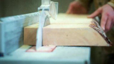 Kesme ahşap ahşap bir fabrikada. Ahşap kesilmiş klipleri kadar kapatın. Kereste bir günlükleri kereste nerede kesilir enstitüsüdür.