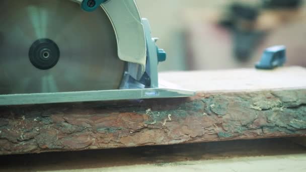 Snijden houten vloer door elektrische zaag. De timmerman saws een log of board. — Stockvideo