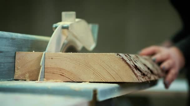 Cortar madera en una fábrica de madera. Cierre los clips de madera aserrada. Un aserradero es una instalación donde se cortan troncos en madera . — Vídeos de Stock