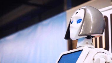 Moskova, Rusya - 25 Ocak 2018: kadın robot kafa. Robot kadın başını hareket eder ve gözleri yanıp söner. Bu duygular gösterir.