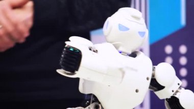 Moskova, Rusya - 25 Ocak 2018: İnsansı robot dansı. Akıllı robot dans gösterisi yakın çekim. Dans eden robot performans. Robot dans partisi. Akıllı robot teknolojisi.