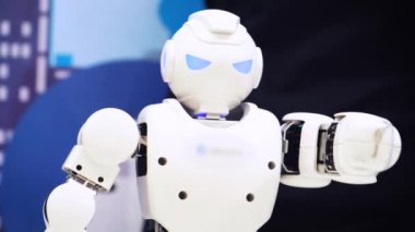 Moskova, Rusya - 25 Ocak 2018: İnsansı robot dansı. Akıllı robot dans gösterisi yakın çekim. Dans eden robot performans. Robot dans partisi. Akıllı robot teknolojisi.