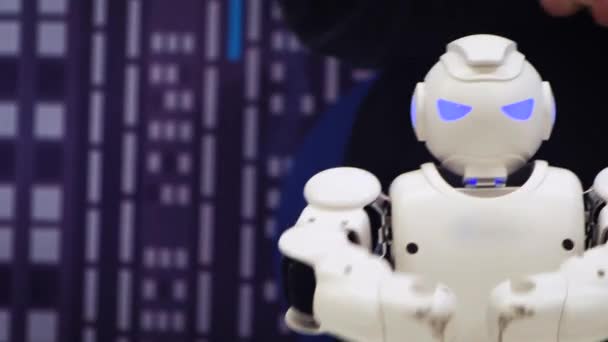 MOSCOW, RÚSSIA - JANEIRO 25, 2018: Dança de robô humanóide. Fechar o espectáculo de dança de robôs inteligentes. Performance de robô dançante. Festa de dança robótica. Tecnologia robótica inteligente . — Vídeo de Stock