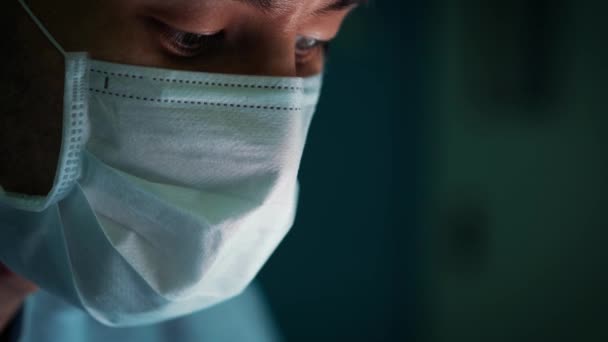 Fechar os olhos de uma cirurgiã. Retrato da mulher cirurgiã durante a cirurgia . — Vídeo de Stock