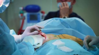 Estetik göğüs büyütme operasyonu sırasında implant giriş hastalar göğüs içine. Cerrah deri altında kadın meme silikon implant ekler. Göğüsleri artırır