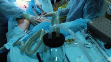 Cerrah ve ameliyat ekibi kozmetik cerrahi Hastanesi ameliyathane göğüs üzerinde performans. Göğüs büyütme. Mammoplasty. Göğüs büyütme. Liposuction. Acil bakım. Cerrahi detay.