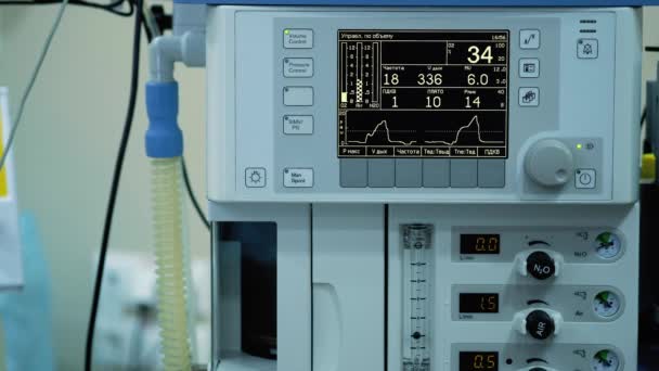 Some medical equipment stand in row, infusion pump for artificial feeding with lamp flashing — Stock Video