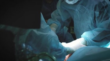 Cerrah ve ameliyat ekibi kozmetik cerrahi Hastanesi ameliyathane göğüs üzerinde performans. Göğüs büyütme. Göğüs büyütme. Liposuction. Acil bakım. Cerrahi detay.