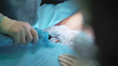Cerrah ve ameliyat ekibi kozmetik cerrahi Hastanesi ameliyathane göğüs üzerinde performans. Göğüs büyütme. Göğüs büyütme. Liposuction. Acil bakım. Cerrahi detay.