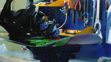 snowboard snowboard monte bağlar. Snowboard kullanmak kış için hazırlar.