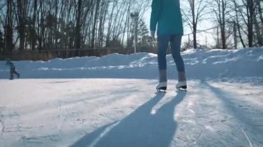 Genç kadın figürü ile buz pateni açık havada karda skates