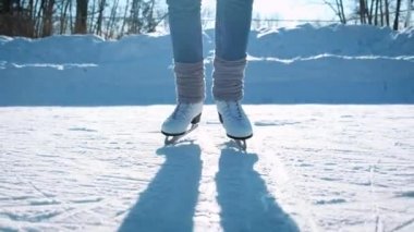 Genç kadın figürü ile buz pateni açık havada karda skates