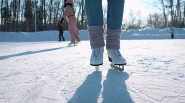 Genç kadın figürü ile buz pateni açık havada karda skates
