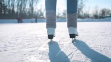 Genç kadın figürü ile buz pateni açık havada karda skates