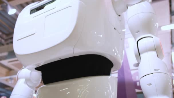 Modern Robotic teknik. En man kommunicerar med en robot, pressar en plast mekanisk arm till roboten, handslag. — Stockvideo