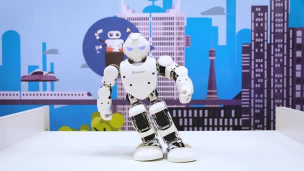 Moskva, Ryssland - 25 januari 2018: Humanoid robot dans. Närbild av smart robot dansföreställning. Dansande robot prestanda. Robotic dans parti. Smart robotteknik. — Stockvideo