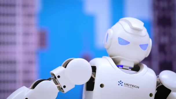 Μόσχα, Ρωσία - 25 Ιανουαρίου 2018: Ανθρωποειδή ρομπότ χορού. Κοντινό πλάνο της έξυπνο ρομπότ χορευτική παράσταση. Χορεύοντας ρομπότ απόδοση. Ρομποτική χορός κόμμα. Έξυπνη ρομποτική τεχνολογία. — Αρχείο Βίντεο