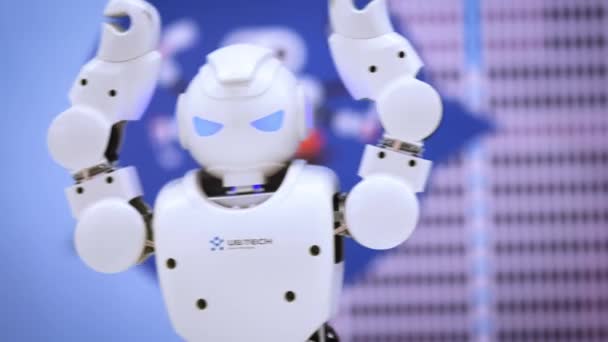 Moskova, Rusya - 25 Ocak 2018: İnsansı robot dansı. Akıllı robot dans gösterisi yakın çekim. Dans eden robot performans. Robot dans partisi. Akıllı robot teknolojisi. — Stok video