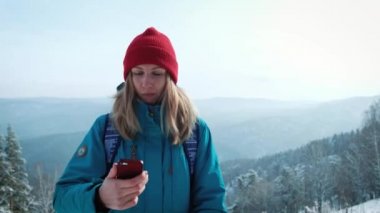 genç kız turist fotoğraf selfie portre smartphone cep telefonu ile kışın yapıyor. Mutlu turist kız akıllı telefon güzel doğa manzara modunda kullanarak seyahat.