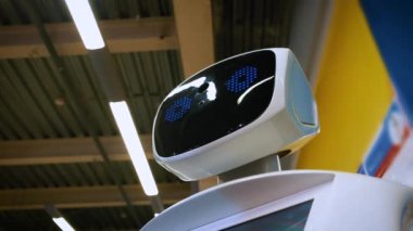 Yeni modern beyaz robot portresi. Robot onun kafa döner, kameraya doğru görünüyor. Robotlar ve yüksek robot Teknolojileri Fuarı