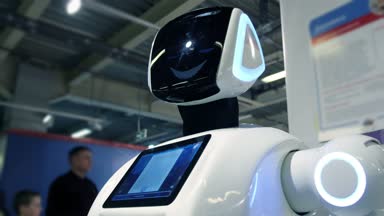 Yeni modern beyaz robot portresi. Robot onun kafa döner, kameraya doğru görünüyor. Robotlar ve yüksek robot Teknolojileri Fuarı