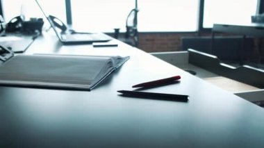 Ofis iç. Tablo Yöneticisi adam kapatır.