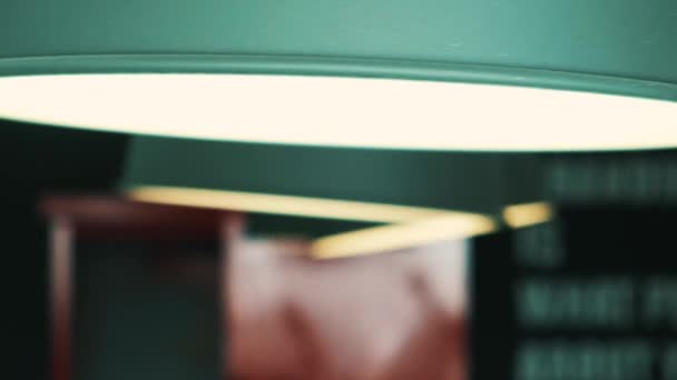 Bureau moderne Intérieur avec vieux mur de briques vintage. un véritable intérieur moderne en style loft. Allumez l'ampoule, la lumière est allumée. Abat-jour design à la mode pour lampes .