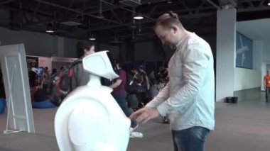Modern robotik teknolojiler. Bir adam bir robot ile iletişim kurar plastik mekanik bir kol için robot, basar el sıkışma.