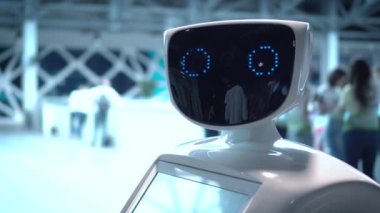 Modern robotik teknolojiler. Robot kişi kameraya bakar. Robot duygular gösterir.