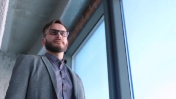 Jeune homme moderne à la mode avec barbe homme d'affaires serrant la main avec partenaire. Ont conclu un accord ou un contrat. Situé dans un bureau moderne dans le style loft — Video