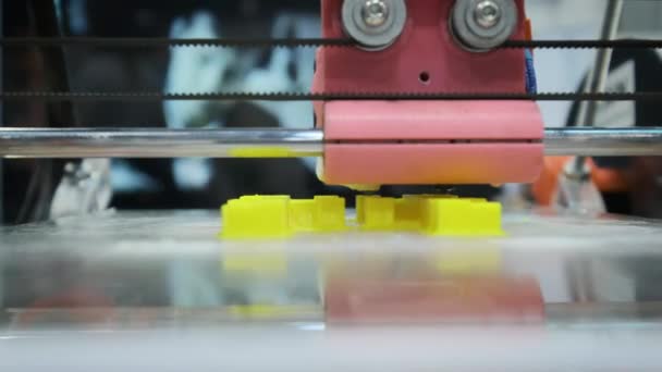 Funktionierende 3D-Druckersequenz. 3D-Drucker bei der Arbeit im Schullabor, 3D-Kunststoffdrucker, 3D-Druck. — Stockvideo