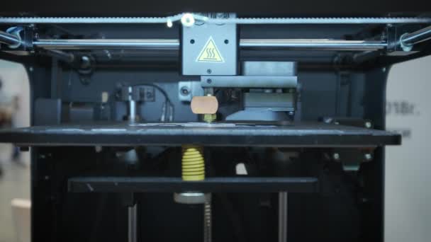 Funktionierende 3D-Druckersequenz. 3D-Drucker bei der Arbeit im Schullabor, 3D-Kunststoffdrucker, 3D-Druck. — Stockvideo