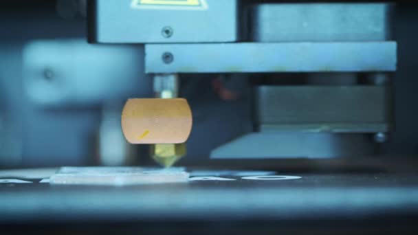 Primer plano: Impresión con filamento de alambre de plástico en la impresora 3D — Vídeo de stock