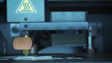 yakın çekim: 3d printerlere harcama maddeler üzerinde plastik tel tel ile yazdırma