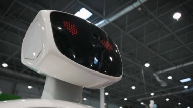 Modern robotik teknolojiler. Robot kişi kameraya bakar. Robot duygular gösterir
