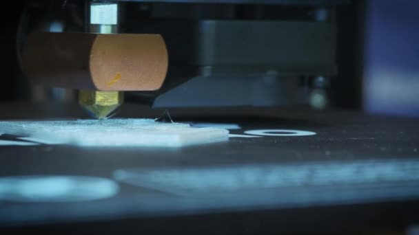 Primer plano: Impresión con filamento de alambre de plástico en la impresora 3D — Vídeos de Stock