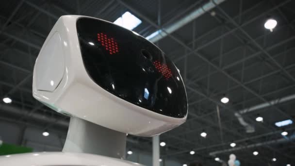 Moderní robotická technologie. Robot se dívá na kameru na osobu. Robot ukazuje emoce — Stock video