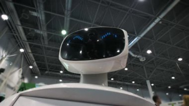 Modern robotik teknolojiler. Robot kişi kameraya bakar. Robot duygular gösterir