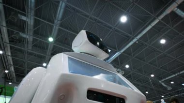 Modern robotik teknolojiler. Robot kişi kameraya bakar. Robot duygular gösterir