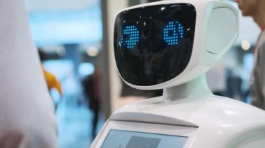 Modern robotik teknolojiler. Robot kişi kameraya bakar. Robot duygular gösterir